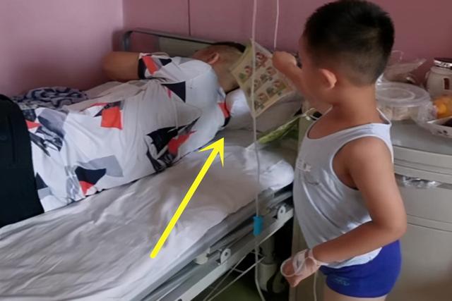 “没心没肺”爸爸火了，陪娃吊水却霸占病床睡觉，娃：这爹能换吗