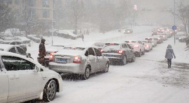 东北一场暴雪，揭开了新能源汽车“遮羞布”，车主开车只能穿棉衣