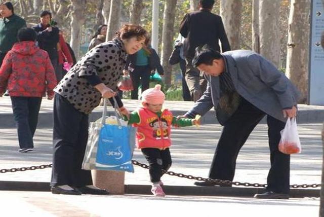 离婚爸爸偷偷去幼儿园，目的不是“抢”孩子，而是给孩子“洗脑”