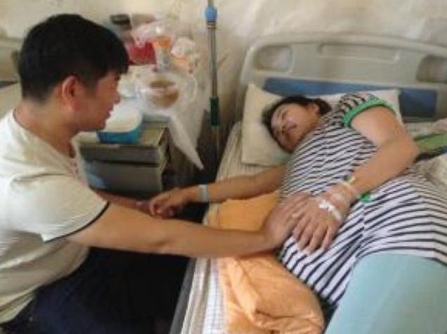 『超级宝妈』“最猛产妇”火了，买菜路上当街生娃，生完抱娃拎菜潇洒走人
