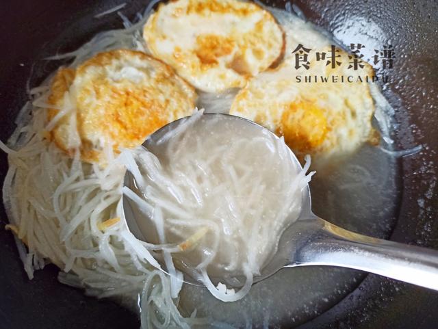 萝卜汤好喝有秘诀，汤里加点它，成本不过3块钱，出锅味道特鲜美