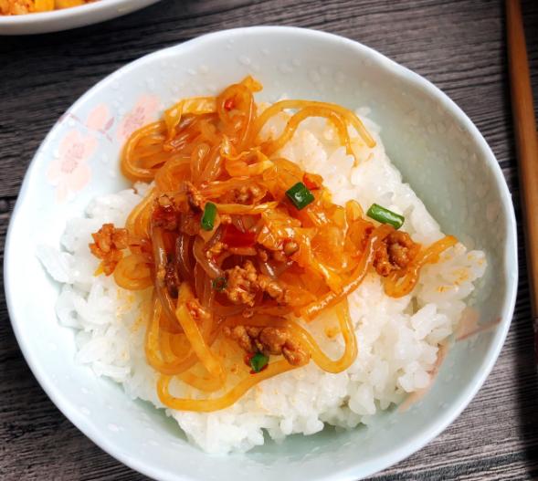 一道家常下饭菜，不仅好做还好吃，动手做起来