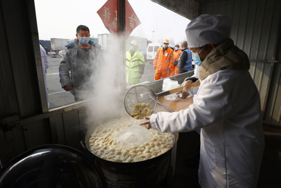 市场|何处不团圆 留京商户围炉煮饺品年味
