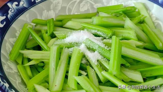 炒芹菜有人焯水，有人直接炒，都不对，多加一步，脆爽好吃不塞牙