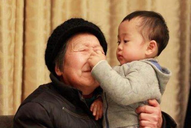 “你管生，我来带”，催生二胎的老人现在后悔吗？过来人说出感受