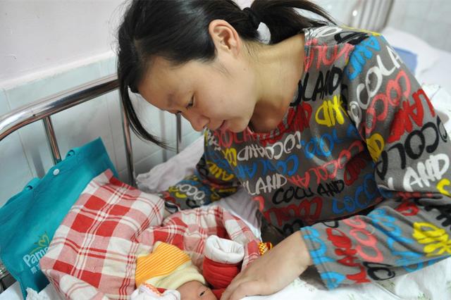 #你的育儿经#5年前吃奶太用力被妈妈划花脸的男婴，如今怎样了？网友：鼻头酸
