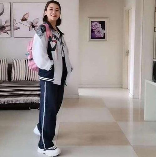 [你的育儿经]40岁妈妈待家里等复工，无聊时穿女儿校服，爸爸：给你再买2套
