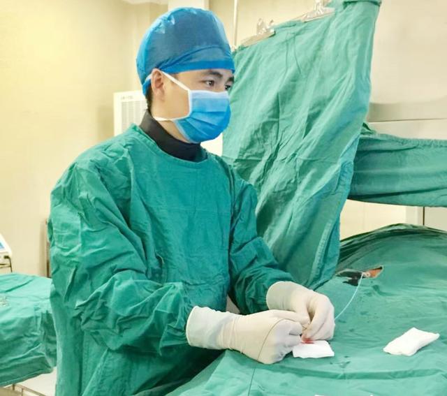 胆大！嫌脖子上的透析管碍事，七旬老太自己剪断了！部分导管“游”到了心脏