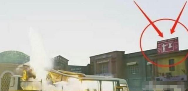 战狼：客车被炸毁时，谁注意到了墙上的广告？|影视交流地