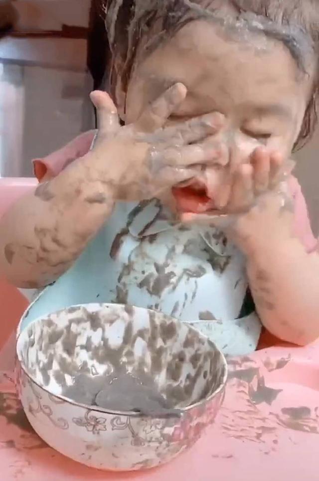 你的育儿经|3岁萌娃臭美，把芝麻糊当面膜，宝妈：上辈子可能是个“粉刷匠”