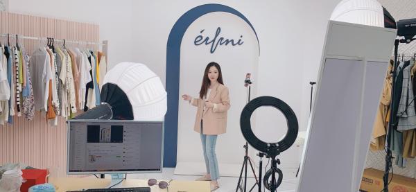 中国网▲服饰品牌借力阿里新零售“闯关”伊芙丽天猫店一场直播超20万人观看