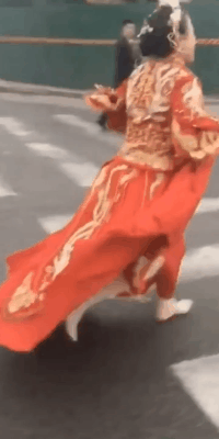 新娘快点跑吧,不然都追不上新郎了!