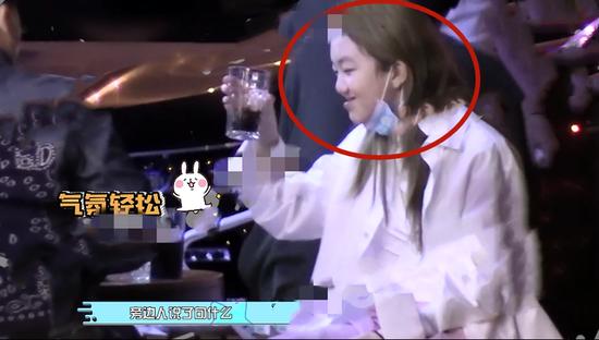 李亚鹏带女儿吃路边摊 金发李嫣举杯畅饮心情好|东北网