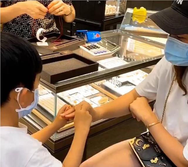超级宝妈|5岁儿子全部积蓄给妈妈买金手镯，那不舍的模样太可爱，妈妈笑翻