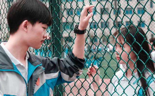 妈妈发现女儿早恋，立刻拉着她逛街买衣服，回家后孩子断了念想