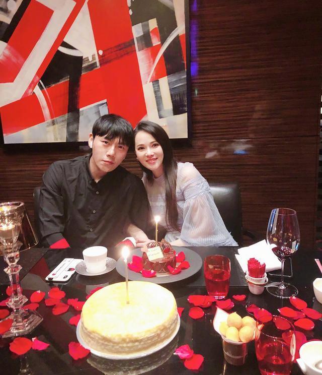 樱桃奶球|秦昊直播，伊能静为他戴各种假发，两人摆同款pose，甜撒狗粮