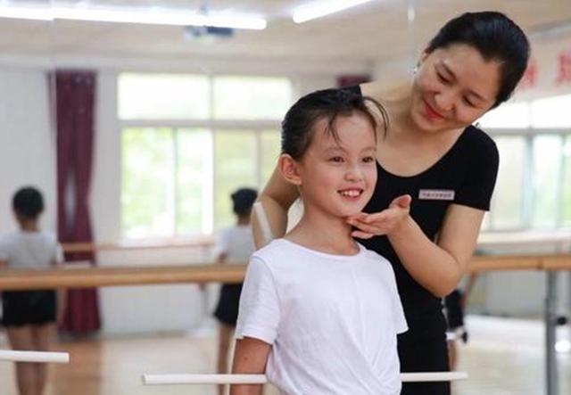 有种发育叫“五短身材”，孩子从小有这3个特征，很难长成高个子