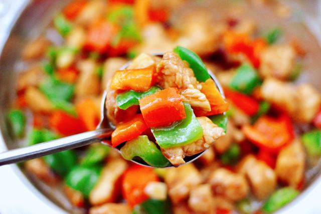 鸡胸肉只能做炸鸡排才好吃吗？教你1道双椒鸡丁，低脂营养，特香