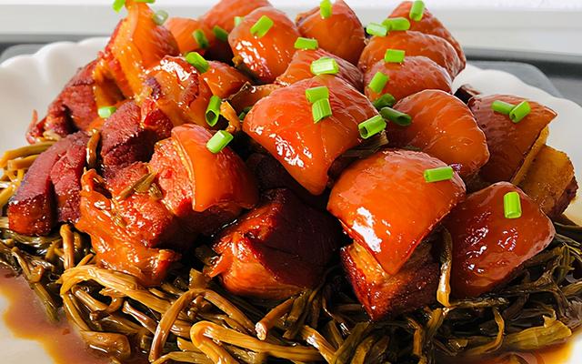 不起眼的红薯藤别扔掉，拿来炖红烧肉，口味独特，软烂入味很好吃