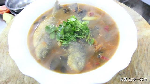 「吃天下」学会这道黄焖鲫鱼汤，孕妇小孩喝了身体倍儿棒
