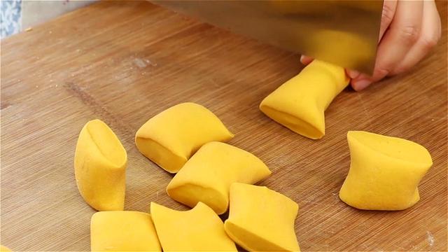 早餐不知道吃什么，试试用南瓜做，不油炸不用煎，健康营养又美味
