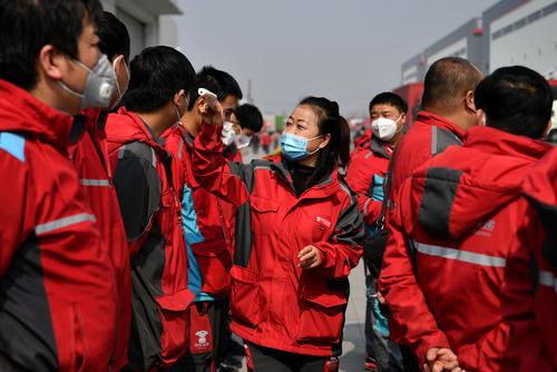【新华社客户端】坚守在物流配送战线上的货车女司机