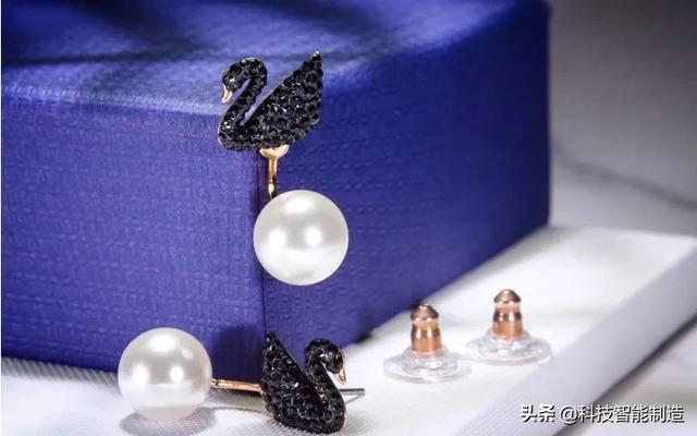 时尚探究社施华洛世奇火了125年的奢侈品牌，人造玻璃，价格却堪比天然水晶