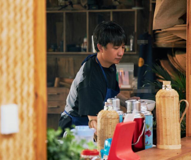 淡蓝色的记忆|张子枫等到超级月亮，围观时黄磊的手抢镜了，“老父亲”既视感