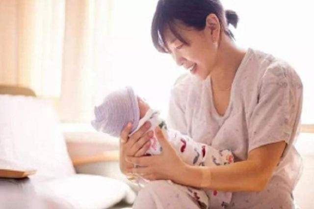 【超级宝妈】最“拽”宝宝火了，诞生19个小时后比出一个手势，网友：太狠了