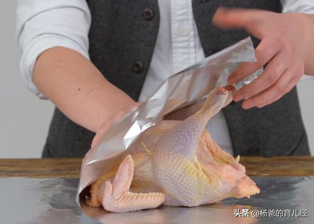 盐焗鸡这样做还是第一次见，软嫩营养，鲜香味美，家中孩子特爱吃