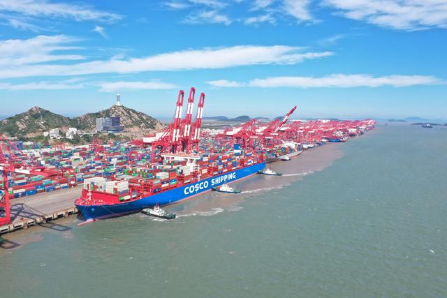 洋山港|704艘次大船来“签到”洋山港船舶进出量和货物吞吐量创新高