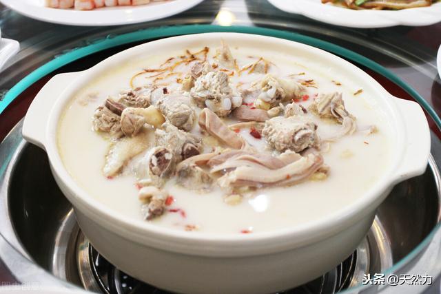 猪肚鸡汤怎么样才变白，方法很重要，掌握技巧汤白味美家人夸