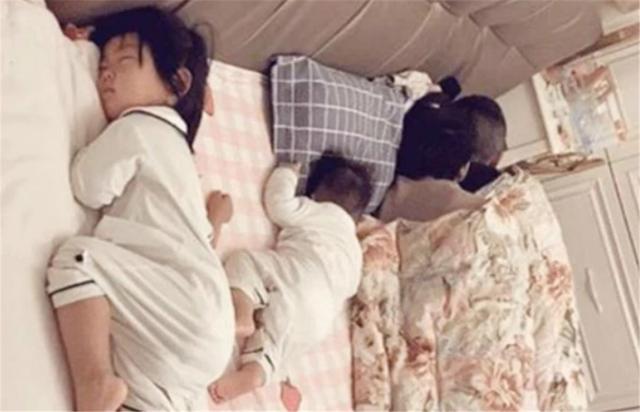 超级宝妈▲佛系夫妇带娃睡觉，一家人姿势亮了：孩子是个意外，夫妻才是真爱