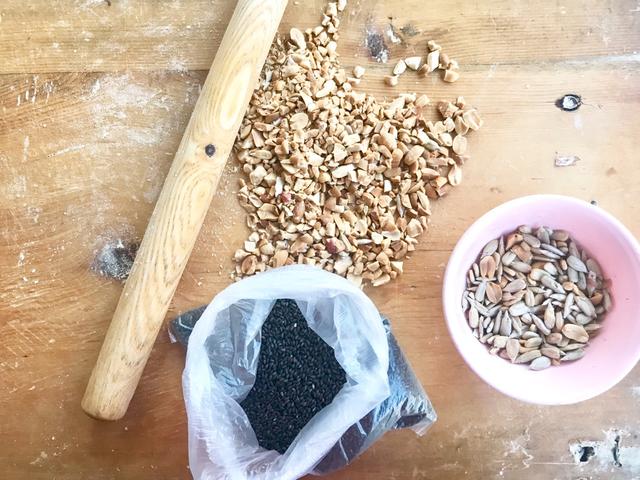 面粉入锅这样一炒，一周的早餐都有了，热水一冲，营养又暖胃