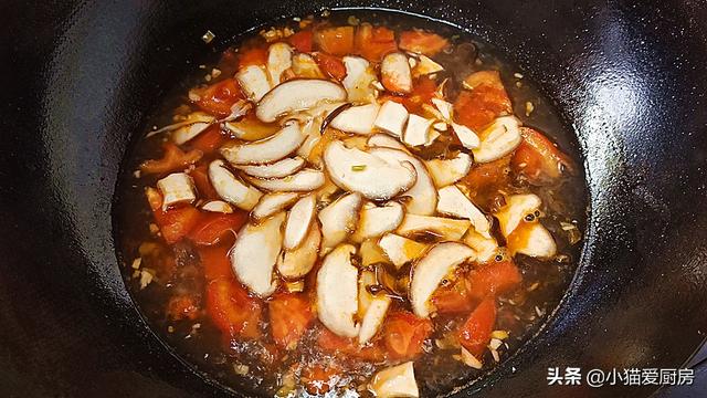 天冷了给家人做一锅酸辣汤，做法简单，暖胃驱寒，成本只需5元钱