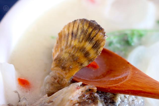 炖鱼时，汤汁寡淡是调料少了吗？我加了“2样”，鱼汤奶白肉质鲜