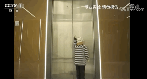 环球网|两岁女童被吊电梯门！家长别再犯这个错
