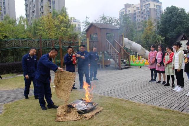 消防在园中 安全浸童心