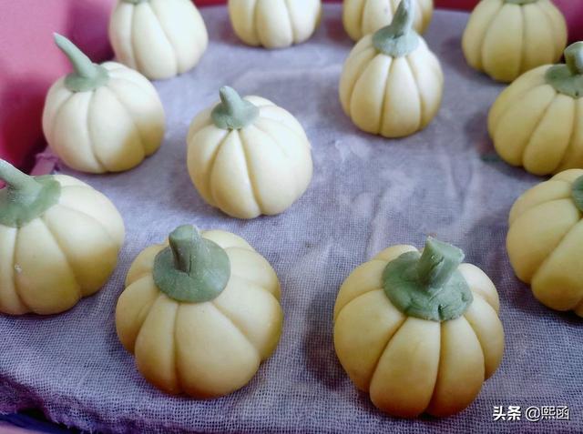 用南瓜做小馒头，只需1次醒发，香甜暄软有筋道，好看好吃还简单