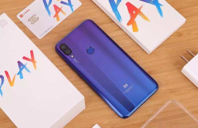 现在所有国产机型厚重，玻璃手感甚至和磨砂对比，算是独一无二的