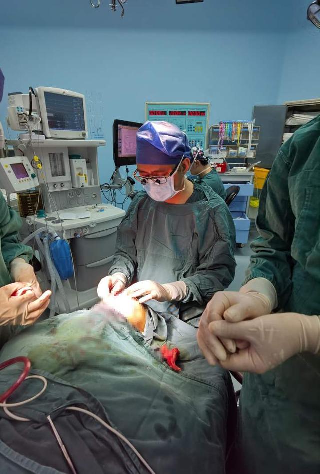 双眼皮|27岁视频男主播找到医生：我这行要高颜