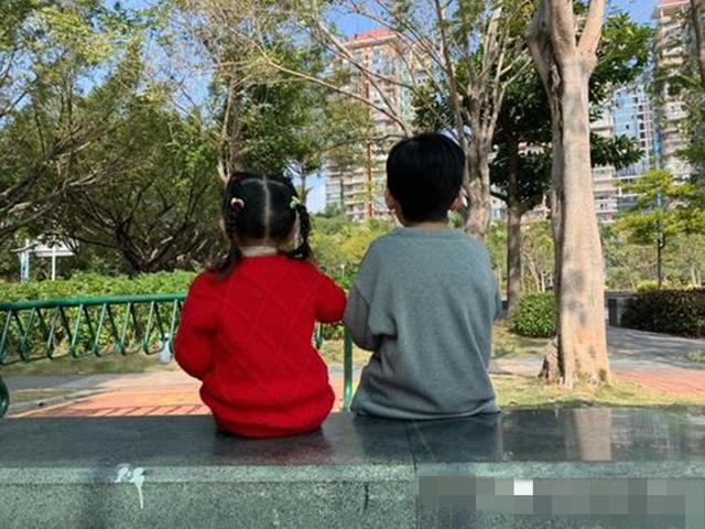 超级宝妈|宝妈饭后洗碗，回房间后看到大宝这样对待二宝，吓得愣住了
