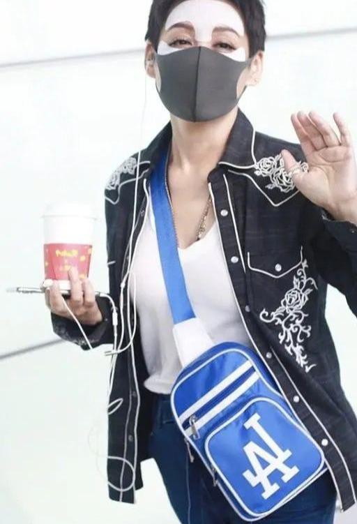 甜味超标|大妈年纪还不“消停”？宁静机场敷面膜，染蓝色睫毛太秀了