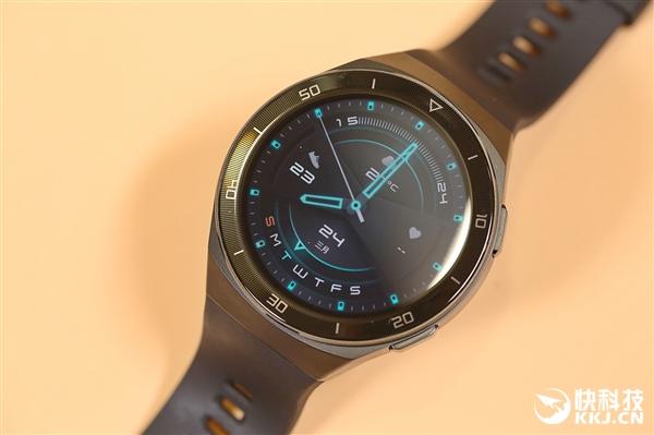 环球网@支持100种运动模式 华为Watch GT2e曜石黑开箱图赏