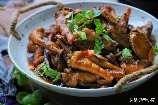 鸡爪最香的做法，连锅都想吃了，酱香浓郁，一次两斤不够吃