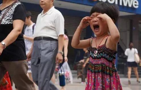 #超级宝妈#为何日本父母不接孩子放学？看到他们处理人贩子的方式：谁敢啊？