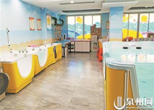 脖圈游泳隐忧调查 婴儿游泳莫让脖圈坑了娃