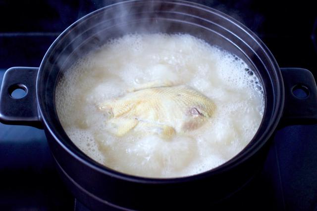 孩子食欲不振，不爱吃饭，胡萝卜炖鸡一道菜就解决问题，鲜香味美