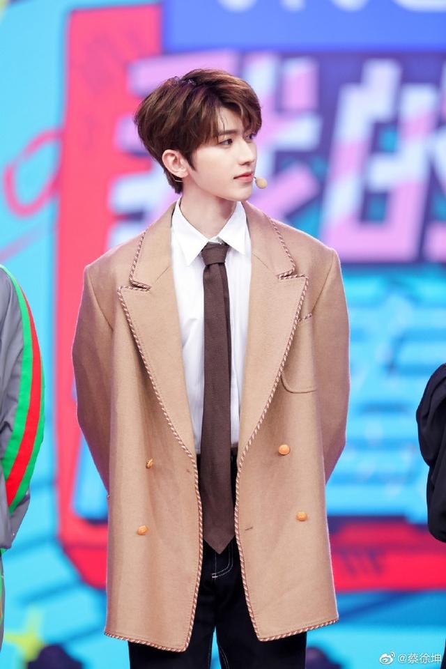 娱乐时光机@蔡徐坤教《青你2》成员跳舞，被嘲动作僵硬尴尬，粉丝直接开骂