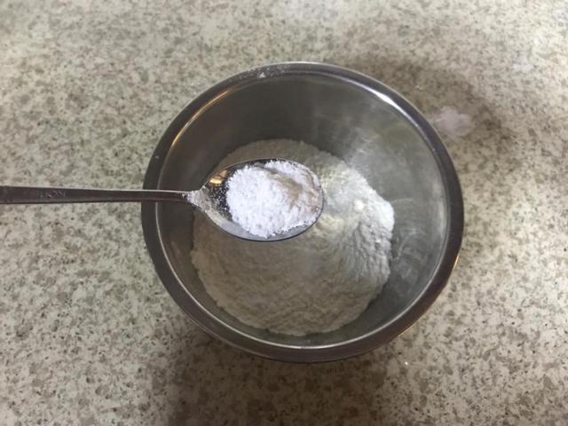 分享迷你小油条的做法，香酥可口，老少皆宜，做法超简单，一起学